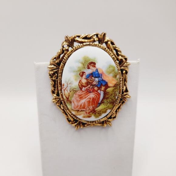 Vintage Porcelain Courting Couple Brooch Pendant Gold Tone Oval 1960s - Picture 3 of 7